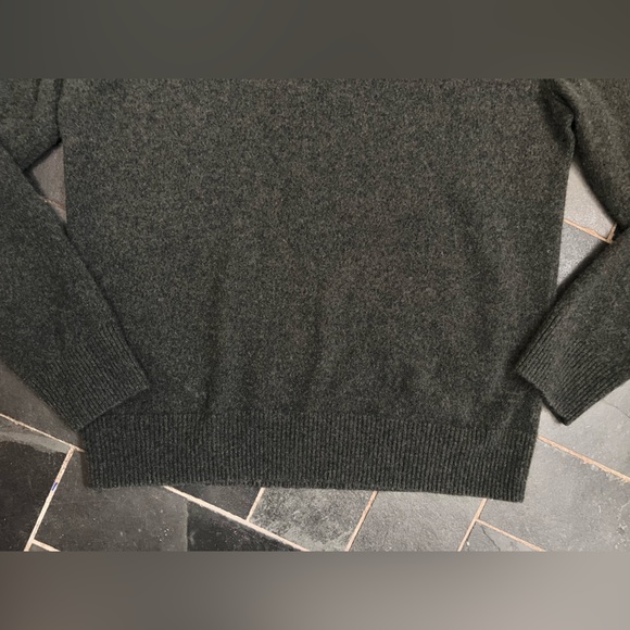 Banana Republic dark gray cashmere pullover crewneck sweater size medium - Picture 5 of 5